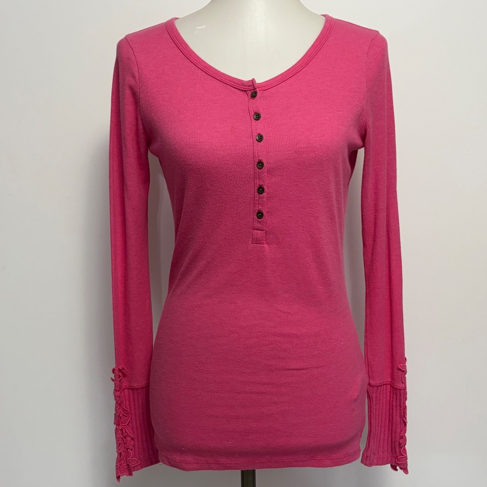 Hollister Henley Top Size M Pink Long Sleeve Ribbed Crochet AppliCuff Trim Y2K - Picture 2 of 9